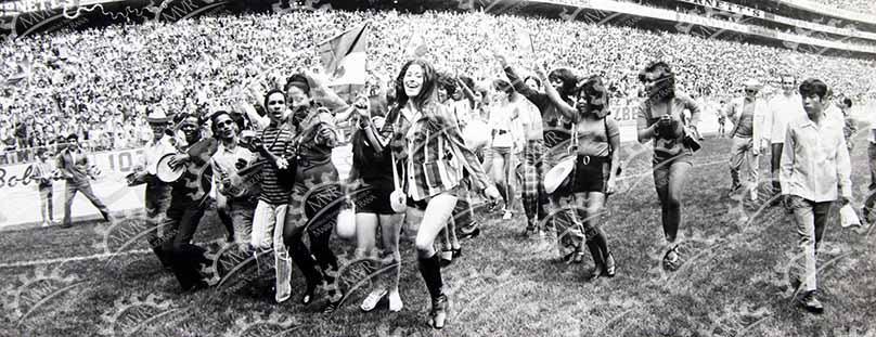 México, 6 de septiembre 1971 - Celebración en la cancha con bandera de México